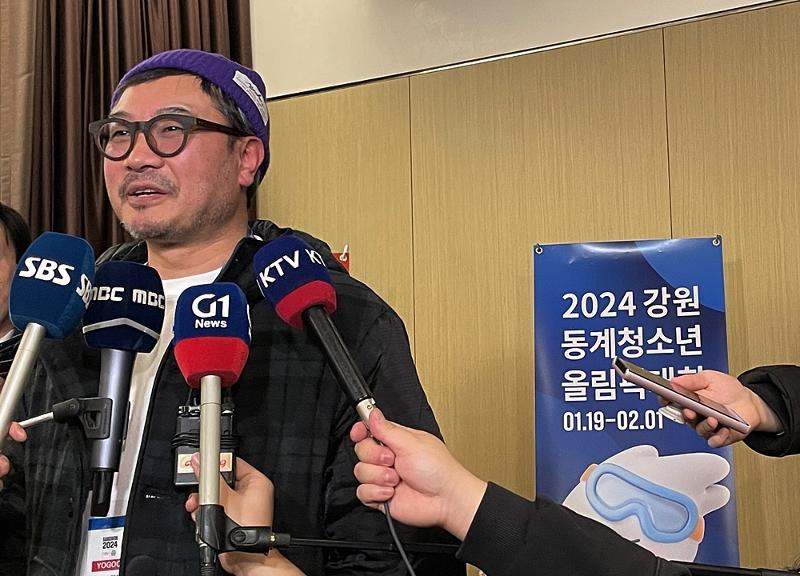 Le directeur Apollo Jang répond aux questions des journalistes lors d’une conférence de presse, à Gangneung, le 11 janvier 2024.