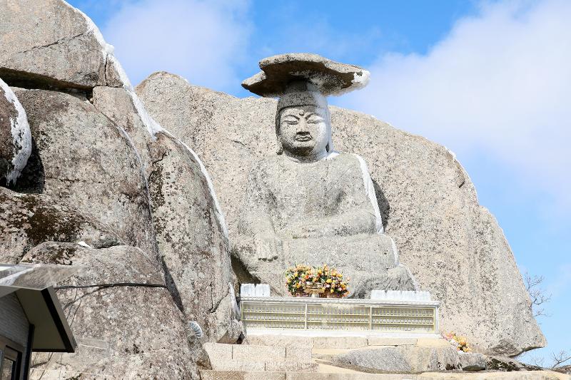 La statue de Bouddha au chapeau est réputée pour exaucer les vœux des visiteurs.