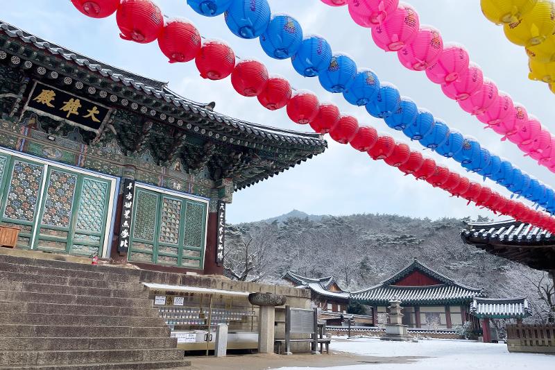 Fondé en 493, le temple Donghwa rassemble de nombreux moines et temples spécialisés dans la pratique du zen et de la prière, mais aussi de l’enseignement des sutras et des préceptes. 