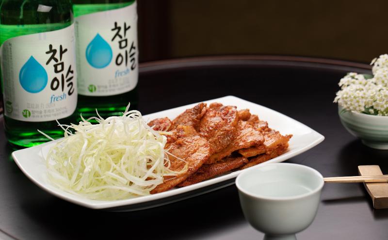 Un verre de soju accompagné de viande marinée à la coréenne et d'oignon vert. © Korea.net DB