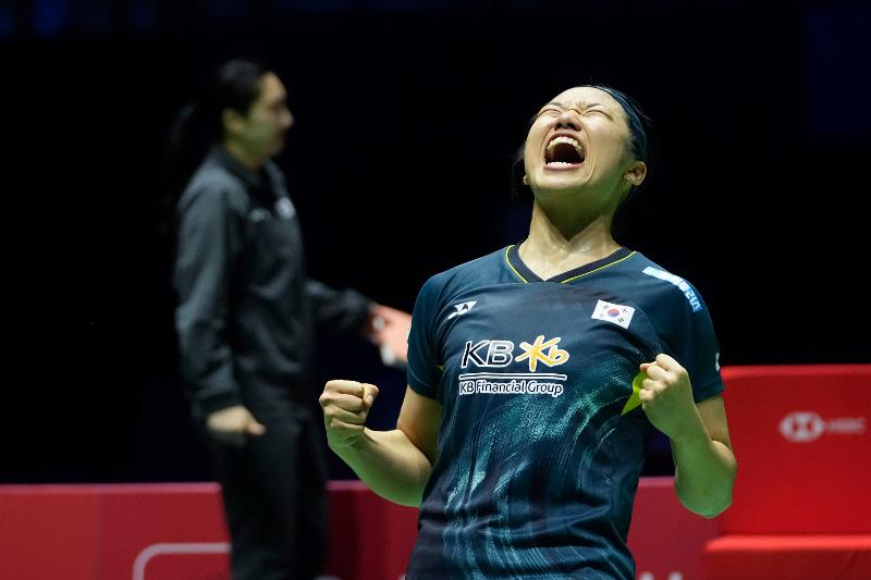 An Se-Young pousse un cri de victoire après avoir battu Yamaguchi Akane en finale du simple femmes lors des Yonex Internationaux de France de Badminton 2024 tenus à l’Arena Porte de la Chapelle à Paris en France, le 10 mars 2024 (heure locale). © Agence de presse Yonhap