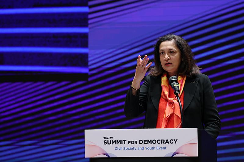 La sous-secrétaire d'État américaine à la sécurité civile, à la démocratie et aux droits de l'homme, Uzra Zeya, s’exprime lors de la deuxième journée du troisième sommet pour la démocratie, au Coex de Séoul, le 19 mars 2024.