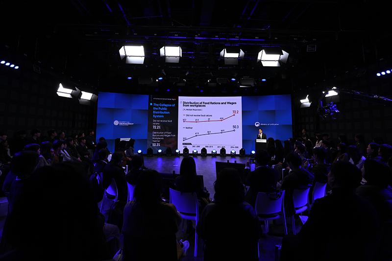 Une conférence du ministère de l’Unification sur la situation économique de la Corée du Nord lors de la deuxième journée du troisième sommet pour la démocratie, au Coex de Séoul, le 19 mars 2024.