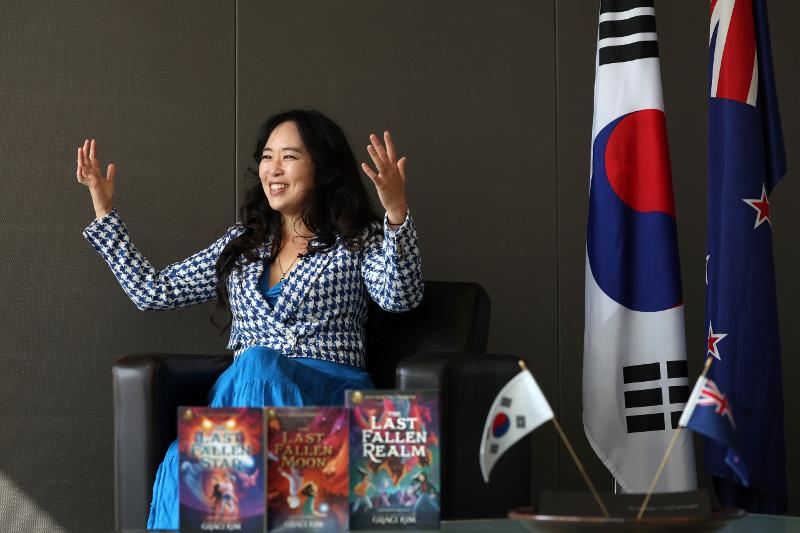 Graci Kim parle de la sortie prochaine de sa série « Gifted Clan » en Corée, et de sa nouvelle série intitulée « Dreamslinger », prévue pour 2025.