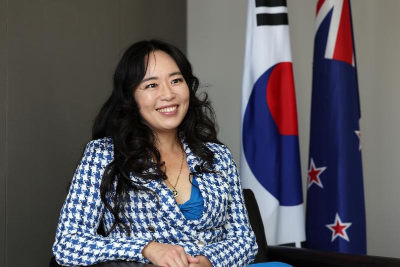 L’autrice Graci Kim donne une interview à Korea.net à la résidence de l’ambassade de Nouvelle-Zélande à Séoul, le 20 mars 2024.