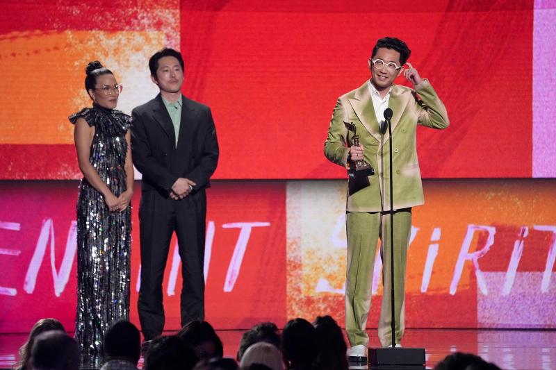 Le réalisateur d’« Acharnés », Lee Sung-jin, s’exprime sur la scène des Film Independent Spirit Awards 2024 après avoir remporté le prix du meilleur réalisateur, le 25 février 2024. © Agence de presse Yonhap