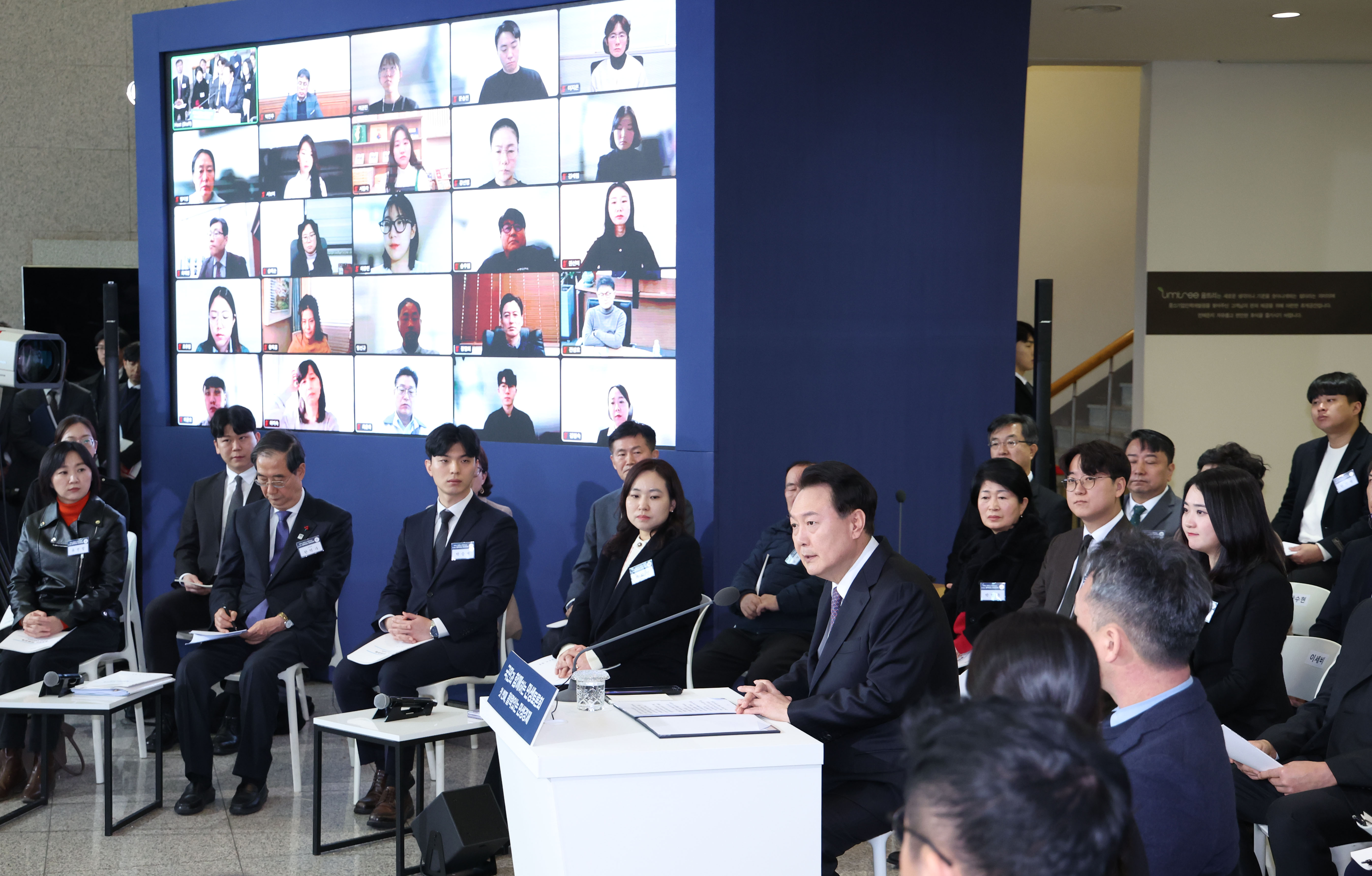 Le président Yoon Suk Yeol prononce un discours au centre de développement des ressources humaines des petites entreprises, à Yongin, dans la province du Gyeonggi, le 4 janvier 2024. Le taux de croissance économique de la Corée a atteint 1,3 % au premier trimestre 2024, son plus haut niveau depuis deux ans. En 2023, les taux d'emploi et de chômage ont respectivement été les plus élevés (62,6 %) et les plus bas (2,7 %) jamais enregistrés, témoignant des efforts déployés pour dynamiser l'économie et favoriser l'emploi.