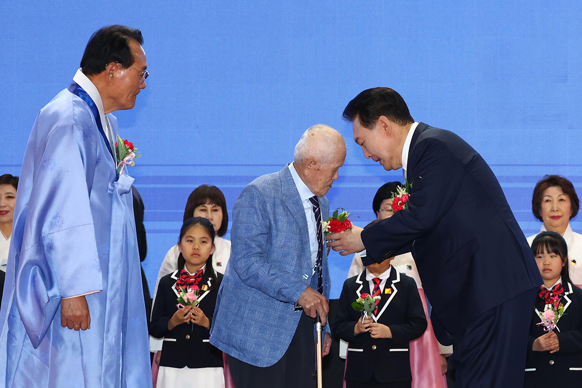 Le président Yoon Suk Yeol remet des œillets à deux personnes âgées, Park Tae-nam (96 ans) et Kim Ok-rye (93 ans), lors de la cérémonie de la 52e fête des parents, qui s’est tenue au gymnase Jangchung de Séoul, le 8 mai 2024. C’est la première fois qu’un président en fonction assiste à cette cérémonie. L'allocation de subsistance pour les ménages à faible revenu, parmi lesquels figurent un grand nombre de personnes âgées, augmente de 13,2 % en 2024. Le nombre d'emplois accessibles aux personnes âgées ainsi que l'allocation qui leur est allouée en cas d'embauche ont également été augmentés.