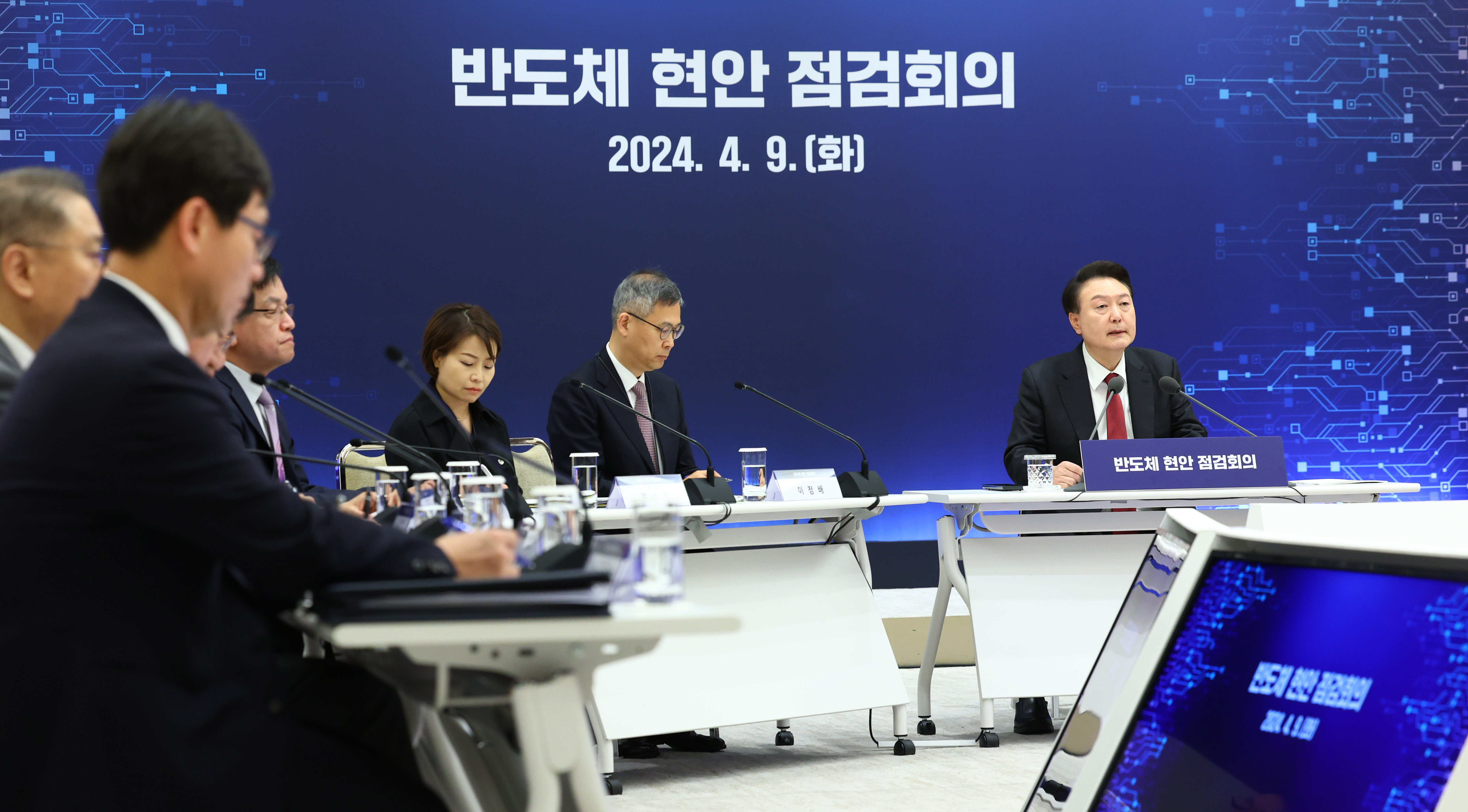 Le président Yoon Suk Yeol s'exprime lors d'une réunion sur les semi-conducteurs au bureau présidentiel de Yongsan à Séoul, le 9 mars 2024. Le gouvernement a présenté sa feuille de route promotion de trois technologies d'avenir, l'intelligence artificielle, les semi-conducteurs et les technologies biologiques.