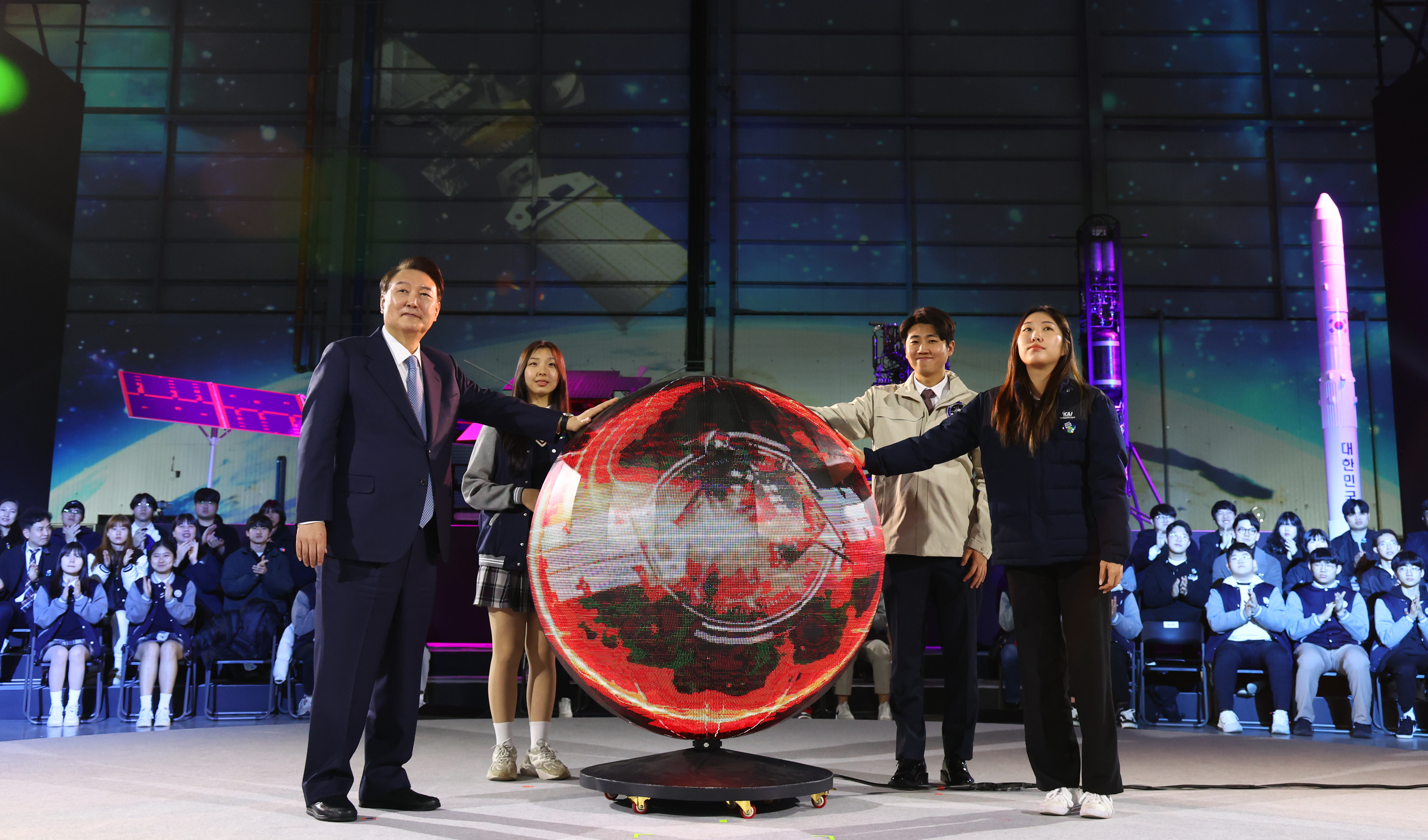 Le président Yoon Suk Yeol participe à l’inauguration du cluster de l’industrie aérospatiale, au siège du conglomérat Korea Aerospace Industries (KAI), à Sacheon, dans la province du Gyeongsang du Sud, le 13 mars 2024. Le chef de l’État s’est engagé à débloquer plus de 1 500 milliards de wons d’ici 2027 dans l’industrie aérospatiale. Cette annonce intervient après la réussite par la Corée de la mise en orbite de sa première sonde lunaire, Danuri, le 17 décembre 2022, et du lancement de sa fusée spatiale, Nuri, le 25 mai 2023. L’administration coréenne aérospatiale (KASA) sera quant à elle inaugurée le 27 mai.