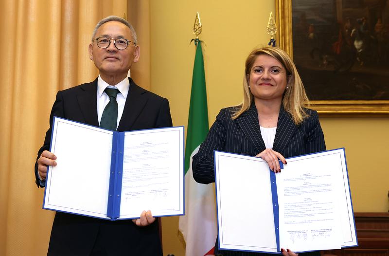 Le ministre de la Culture, des Sports et du Tourisme Yu In Chon et la vice-ministre italienne des Affaires étrangères et de la Coopération international Maria Tripodi posent après la signature d’un protocole d’accord dans le cadre de « l’année des échanges culturels Corée-Italie 2024-2025 », au ministère des Affaires étrangères à Rome, le 3 mai 2024.
