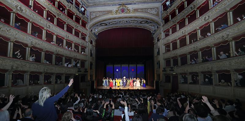 Le spectacle de danse traditionnelle coréenne « Il Sogno Del Principe » s'achève sous les applaudissements du public, au Teatro Argentina de Rome, le 4 mai 2024.