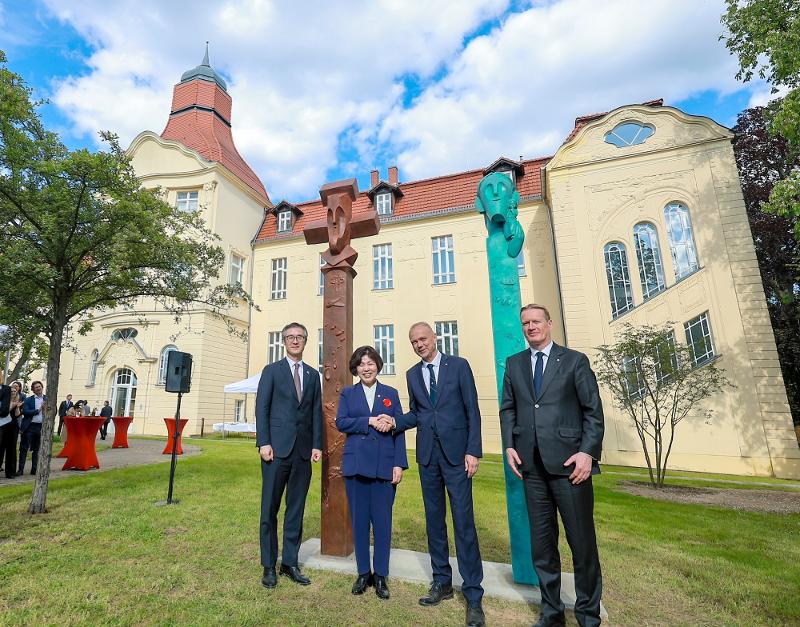 De gauche à droite, l’ambassadeur de Corée du Sud en Allemagne, Lim Sang-beom, la ministre des Patriotes et des Anciens combattants, Kang Jung-ai, le vice-président de la Croix-Rouge allemande, Dr. Volkmar Schön, et le secrétaire général de la Croix-Rouge allemande, Christian Reuter, devant le siège de la Croix-Rouge allemand à Berlin. © Ministère des Patriotes et des Anciens combattants