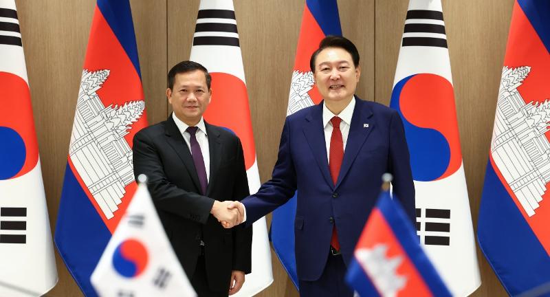 Le président Yoon Suk Yeol et le Premier ministre cambodgien Hun Manet au bureau présidentiel de Yongsan, à Séoul, le 16 mai 2024. © Agence de presse Yonhap