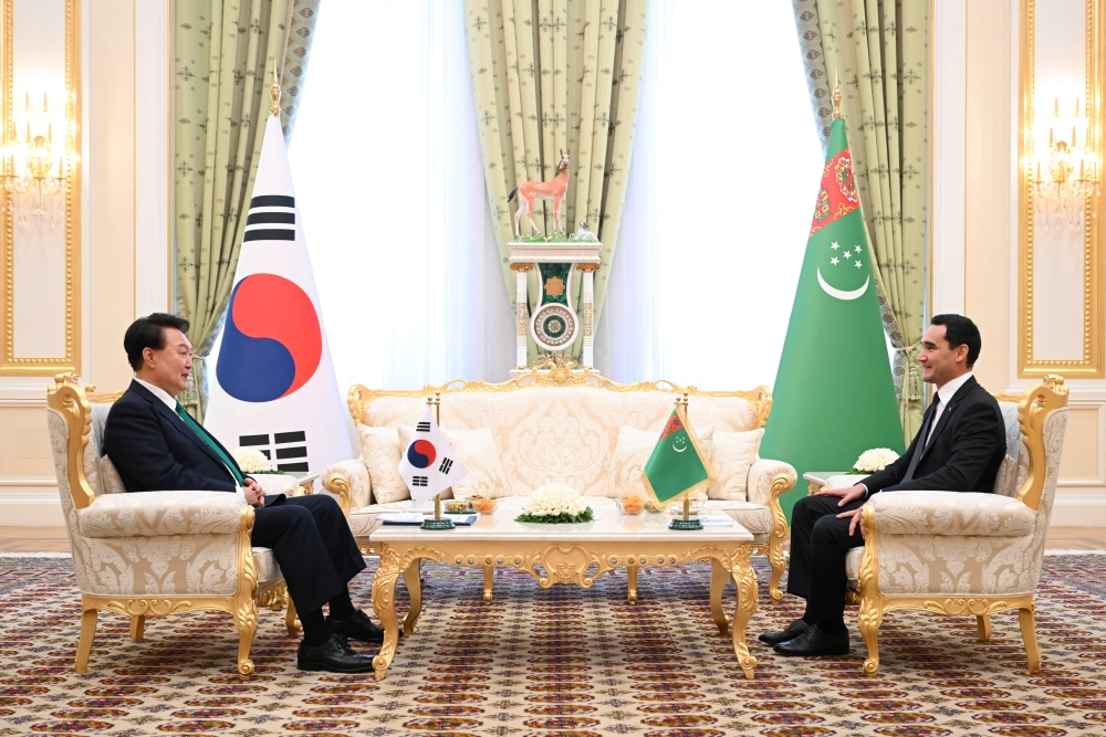 Le président Yoon Suk Yeol s’entretient avec le président du Turkménistan Serdar Berdimuhamedov au palais présidentiel d'Oguzhan, à Achgabat, la capitale turkmène, le 10 mai 2024. © Agence de presse Yonhap