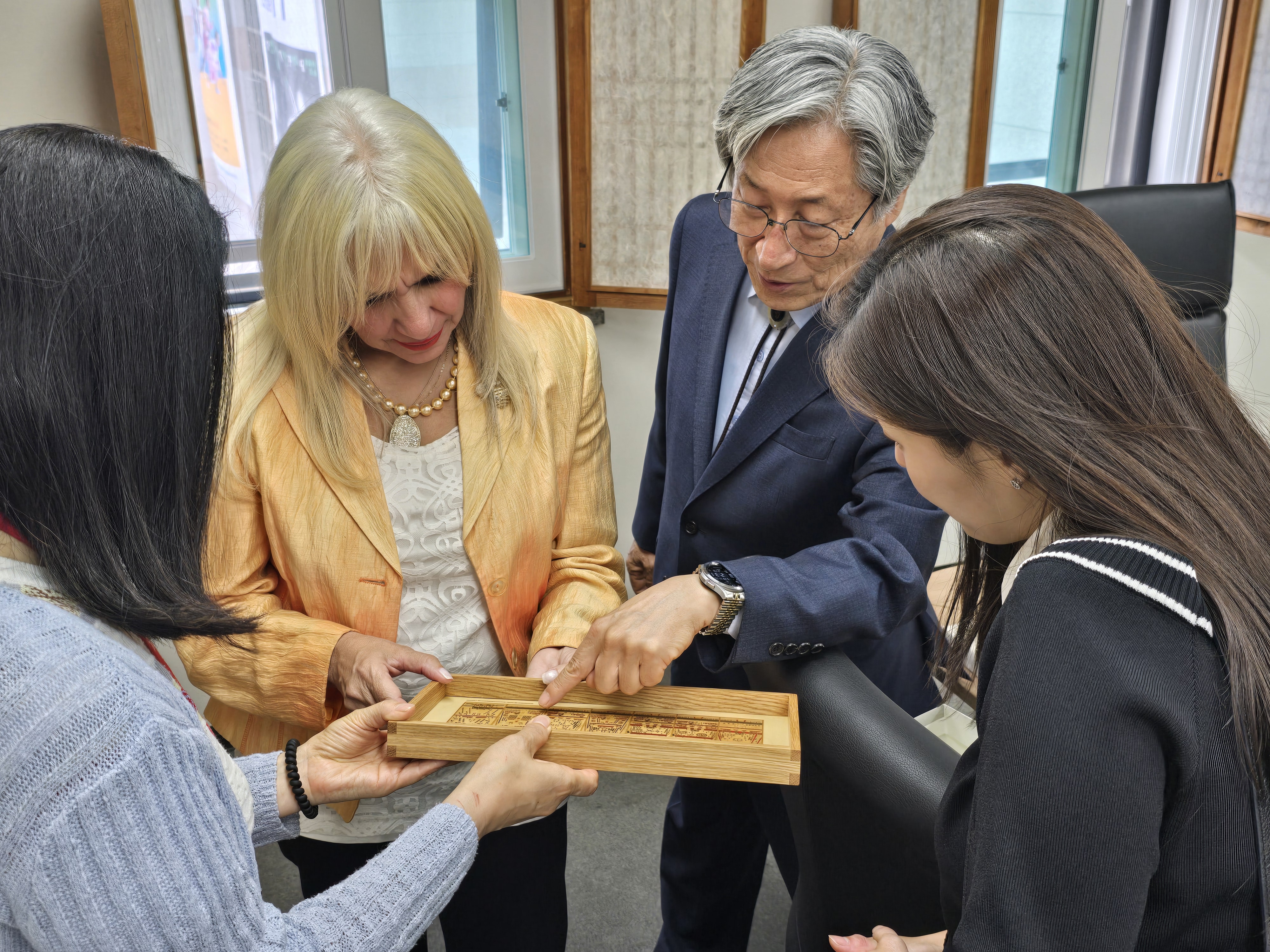 Lamiaa Zayed observe le motif traditionnel coréen au musée national de Corée dans l’arrondissement Yongsan à Séoul, le 28 mai.