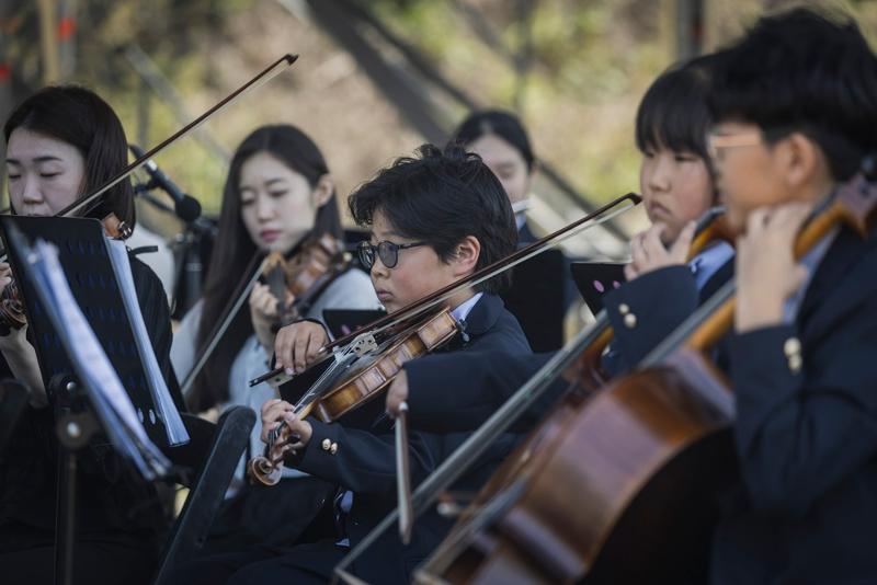 Des élèves du village de Gyechon se produisent lors du festival de musique classique de Gyechon, le 31 mai 2024.