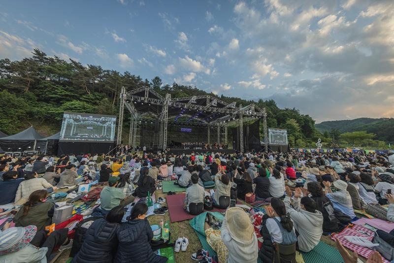 La foule venue assister au festival de musique classique de Gyechon, le 31 mai 2024.