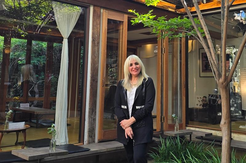 Lamiaa Zayed, directrice de l’opéra du Caire, pose dans un hanok, maison traditionnelle coréenne.