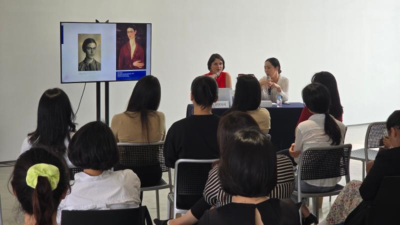 Perla Labarte Alvarez donne une conférence devant les conservateurs du musée national d'art moderne et contemporain de Séoul, le 5 juin 2024. © Ministère de la Culture, des Sports et du Tourisme