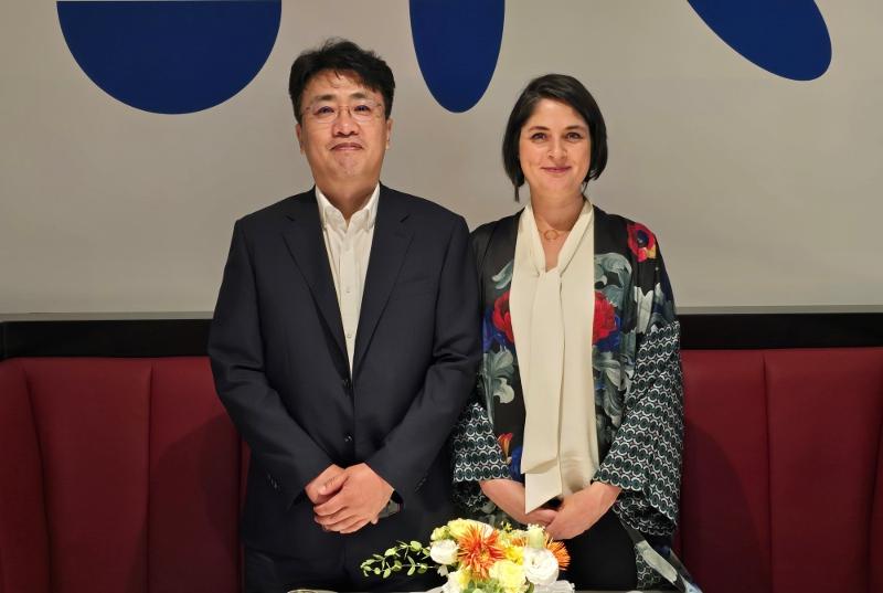 Perla Labarthe Alvarez, directrice du musée Frida Kahlo, pose avec Kim Jae-hyun, directeur du bureau des affaires culturelles internationales et de la politique de promotion au ministère de la Culture, des Sports et du Tourisme, le 7 juin 2024. © Ministère de la Culture, des Sports et du Tourisme