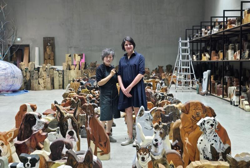 Perla Labarte Alvarez visite l’atelier du peinture Yun Suknam, à Hwaseong, dans la province du Gyeonggi, le 6 juin 2024. © Ministère de la Culture, des Sports et du Tourisme