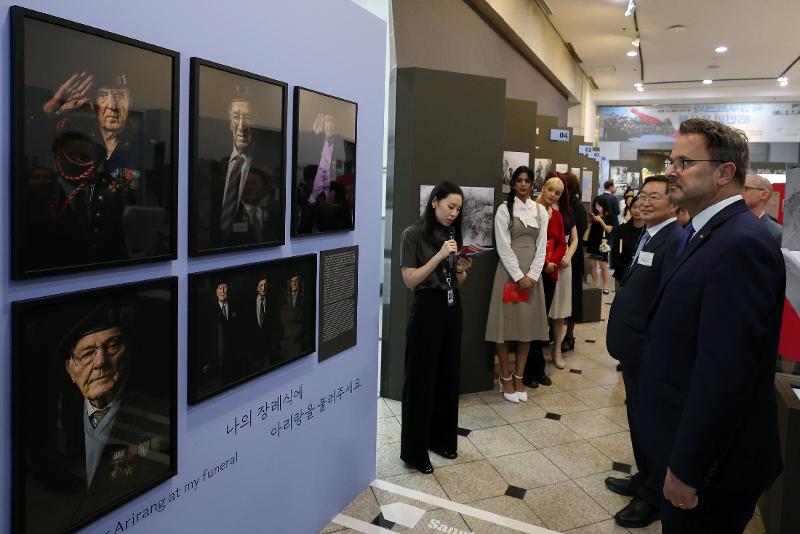 Xavier Bettel, vice-Premier ministre et ministre des Affaires étrangères du Luxembourg, observe des photographies de vétérans luxembourgeois de la guerre de Corée lors de l'inauguration de l'exposition « Luxembourg's Volunteers in the Korean War », au Mémorial de la guerre de Corée, à Séoul, le 2 juillet 2024. © Korea.net DB