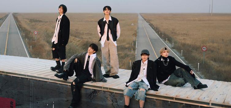 Les cinq membres du groupe de K-pop Tomorrow X Together. © Compte Facebook de Tomorrow X Together