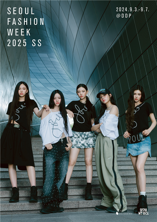 Affiche de la Seoul Fashion Week 2024, dont le groupe de K-pop New Jeans est l’ambassadeur. © Ville de Séoul