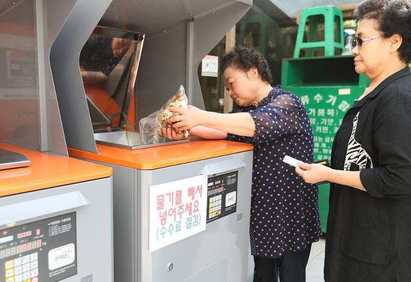 Des citoyens déposent des déchets alimentaires dans une installation de traitement des déchets, dans l’arrondissement Mapo, à Séoul. © Agence de presse Yonhap