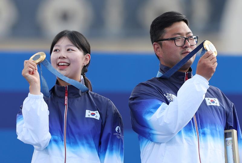 Les archers Kim Woojin et Im Sihyun ont été nommés meilleurs athlètes de la délégation coréenne. Ils posent avec leurs médailles lors de la cérémonie de remise des prix de leurs épreuves aux Invalides, le 2 août 2024. © Agence de presse Yonhap