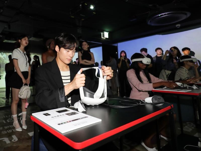 L'acteur Song Geon-hee essaye un casque de réalité virtuelle lors de l’inauguration de l’exposition « K-Drama Spotlight », à la galerie Gwanghwa, à Séoul, le 12 août 2024. © Office national du tourisme coréen