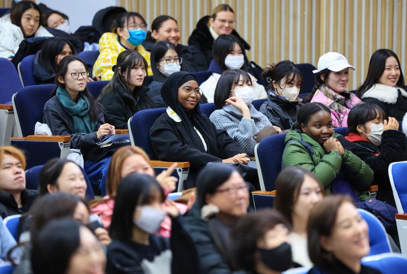 Des étudiants étrangers participent au 30e concours d’élocution en coréen de l'université pour femmes Ewha, à Séoul, le 5 janvier 2024. © Agence de presse Yonhap