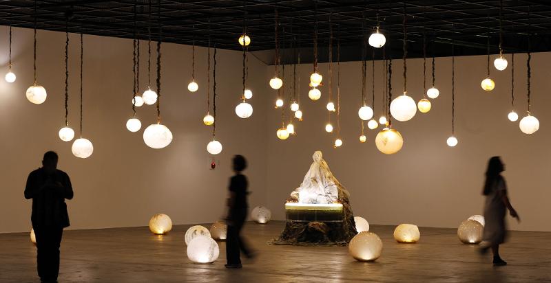 Des visiteurs explorent l’installation de Marguerite Humeau au Gwangju Biennale Exhibition Hall, dans l’arrondissement Buk à Gwangju. © Agence de presse Yonhap