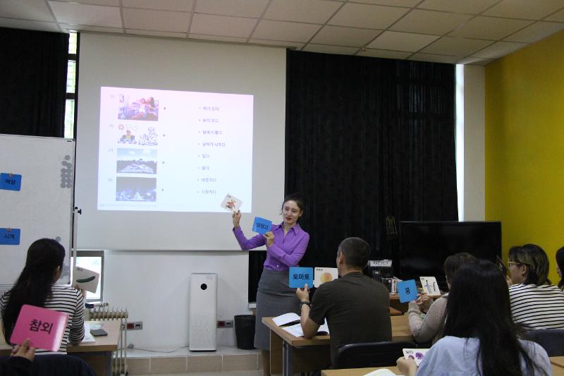 Baimaganbetova Dilbar enseigne le coréen à ses étudiants au centre kazakh de l’Institut Roi Sejong, le 10 septembre 2024. © Centre kazakh de l’Institut Roi Sejong