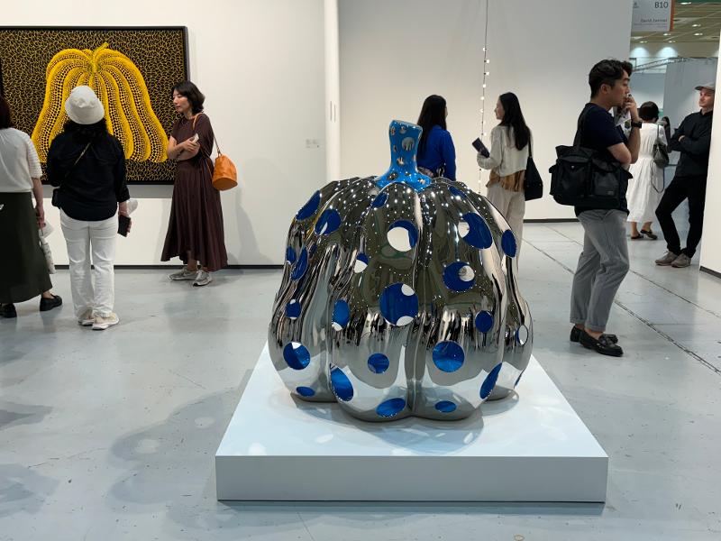 La peinture et la sculpture Citrouille de l’artiste japonaise Yayoi Kusama sont présentées dans le stand de la galerie David Zwirner. © Korea.net / Gil Kyuyoung