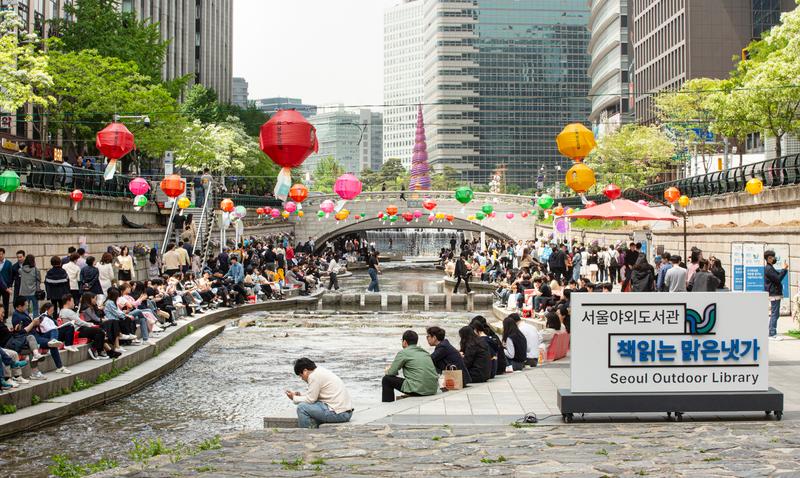 Des citoyens lisent des livres à la bibliothèque en plein air du Cheonggyecheon. © Bibliothèque en plein air de Séoul