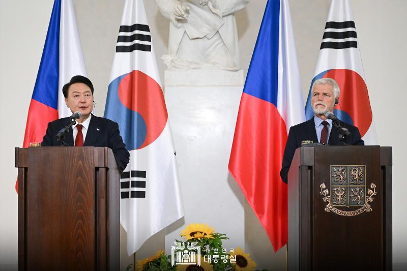 Le président Yoon Suk Yeol et son homologue tchèque Petr Pavel lors de leur conférence de presse commune, au château de Prague, en République tchèque, le 19 septembre 2024. © Compte Facebook du bureau présidentiel