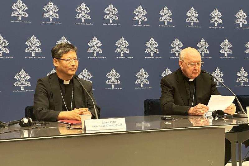 L'archevêque de Séoul et président du Comité local d'organisation de Séoul 2027 Peter Chung Soon-taick (à gauche) et le prêtre Kevin Farrell, préfet du dicastère pour les laïcs, la famille et la vie, annoncent le thème des journées mondiales de la jeunesse de Séoul 2027 lors d'une conférence de presse qui s'est tenue au Vatican, le 24 septembre 2024. © Diocèse de Séoul