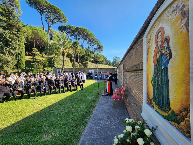 La cérémonie de bénédiction de l’œuvre représentant la Vierge Marie et l’Enfant Jésus vêtus de hanbok se déroule dans les jardins du Vatican, le 20 septembre 2024. © Agence de presse Yonhap
