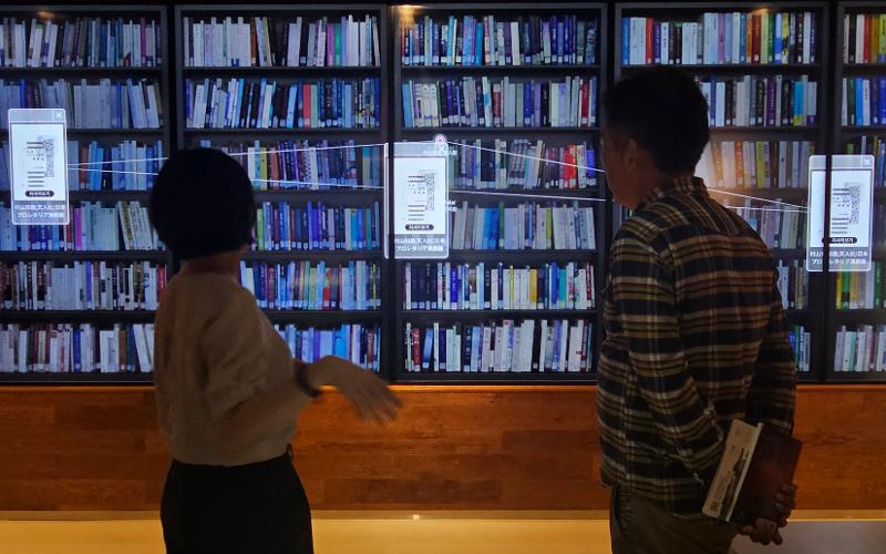 Yong Shuh Hong (à droite) la bibliothèque numérique de la Bibliothèque nationale de Corée, à Séoul, le 10 septembre 2024. © Ministère de la Culture, des Sports et du Tourisme