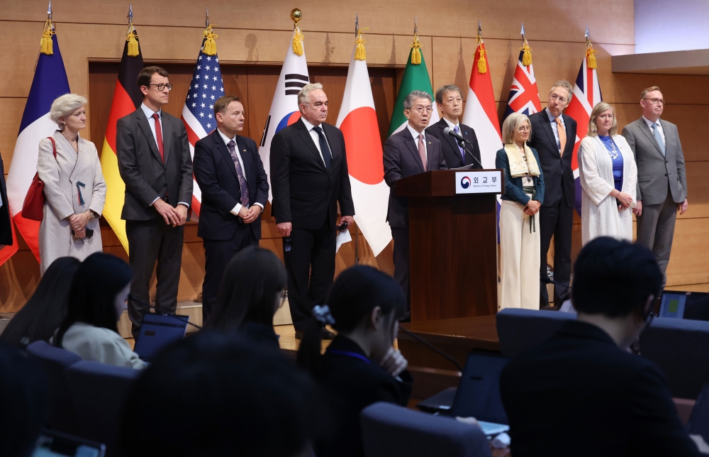 Le premier vice-ministre des Affaires étrangères, Kim Hong-kyun (cinquième à gauche), s’exprime lors d’une conférence de presse au siège du ministère à Séoul, le 16 octobre 2024. © Agence de presse Yonhap