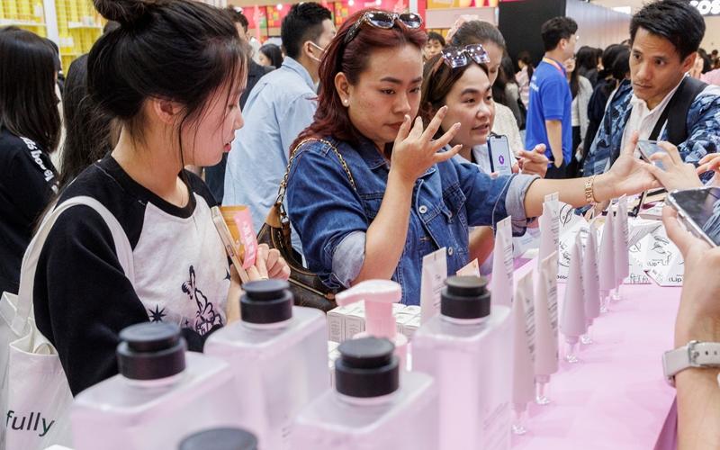 Des participants à la Seoul Beauty Week testent des cosmétiques coréens, à la Dongdaemun Design Plaza de Séoul, le 1er octobre 2024. © Agence de presse Yonhap