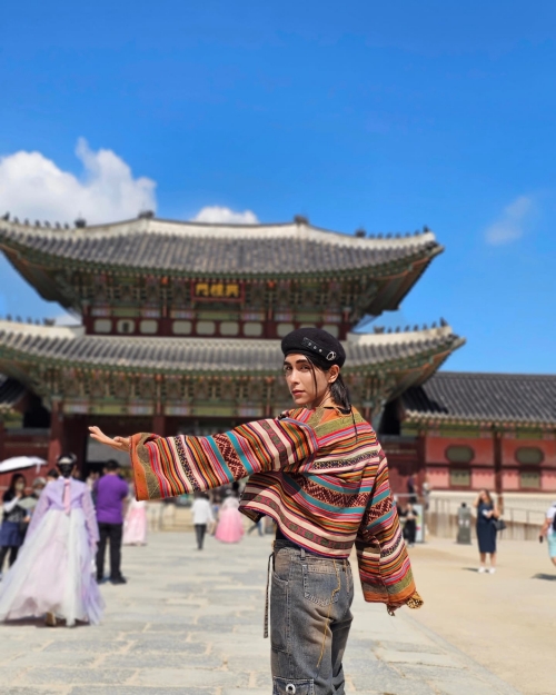 Lenin Tamayo pose devant le palais Gyeongbokgung à Séoul. © Compte Instagram de Lenin Tamayo