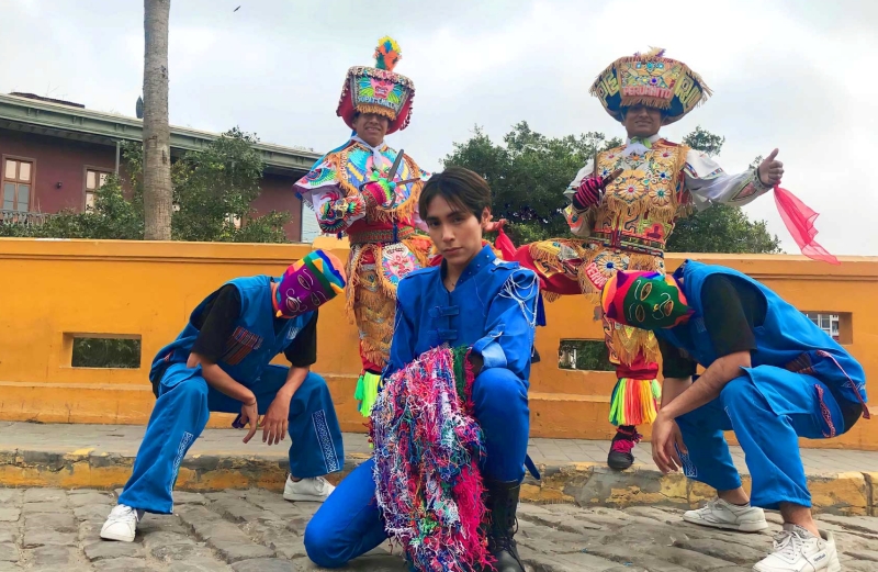 Lenin Tamayo pose avec des danseurs vêtus de masques et de costumes traditionnels péruviens avant son spectacle au festival international de danse de masques d'Andong, dans la province du Gyeongsang du Nord, le 4 octobre 2023. © Compte Facebook de l’ambassade du Pérou en Corée