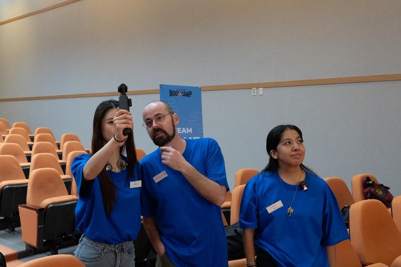 Trois participants sur le tournage de la saison 2 de de Star K-influencer Boot Camp, au musée national de Corée, à Séoul, le 27 septembre 2024. © Ministère de la Culture, des Sports et du Tourisme