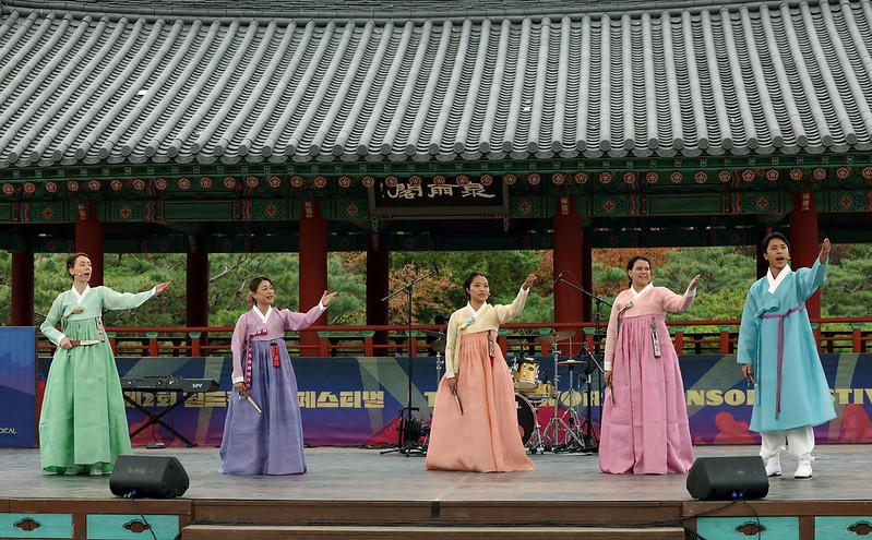 Le Ojakgyo Bridge Project présente « Global Pansori » lors du 2e World Pansori Festival, au village hanok de Namsangol à Séoul, le 1er novembre 2024. © Lee Jun Young / Korea.net