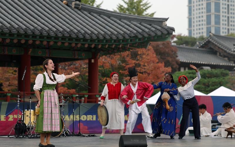 Les musiciens étrangers interprètent l’opéra traditionnel coréen « Global Nolbo Gourd » lors du 2e World Pansori Festival, au village hanok de Namsangol à Séoul, le 1er novembre 2024. © Lee Jun Young / Korea.net