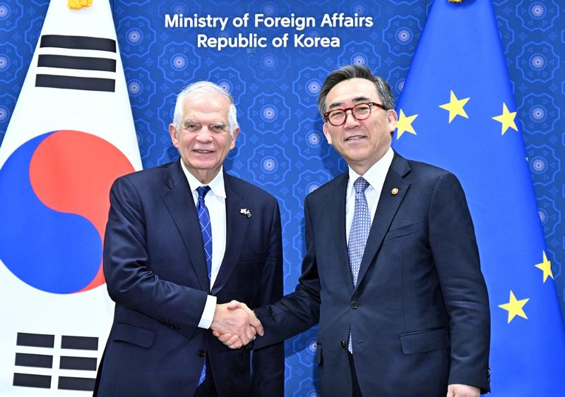 Le ministre des Affaires étrangères, Cho Tae-yul, et son homologue européen, Josep Borrell, posent lors de leur réunion au ministère des Affaires étrangères à Séoul, le 4 novembre 2024. © Ministère des Affaires étrangères