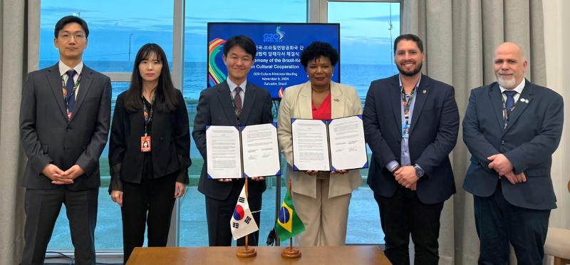 Le vice-ministre de la Culture, des Sports et du Tourisme, Yong Ho Sung (troisième à gauche), pose avec la ministre brésilienne de la Culture, Margarete Menezes, après la signature d'un protocole d'accord sur la coopération culturelle entre les deux pays au centre de congrès Sauvador, à Brasilia, le 6 novembre 2024. © Ministère de la Culture, des Sports et du Tourisme